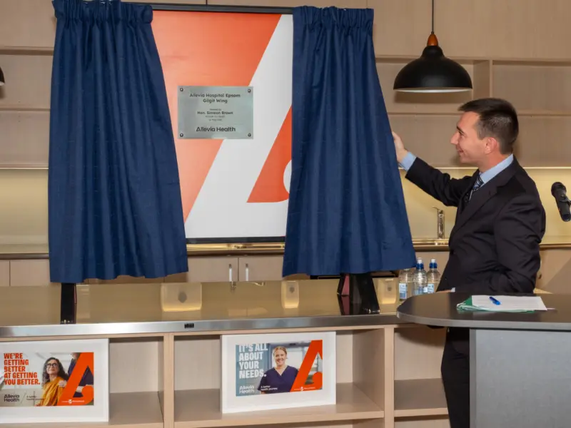Minister of Health Simeon Brown unveiling the plaque