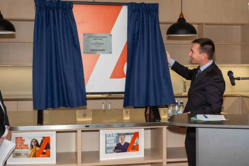 Minister of Health Simeon Brown unveiling the plaque