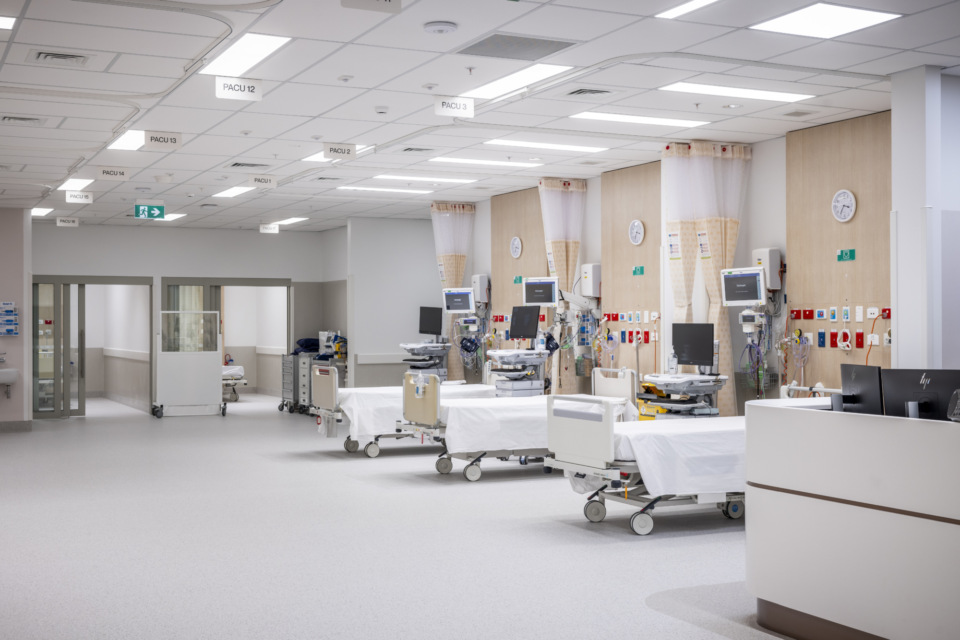 17-bed Post Anaesthetic Care Unit (PACU) with two enclosed bed spaces and located right next to the theatre suite, for easy access.